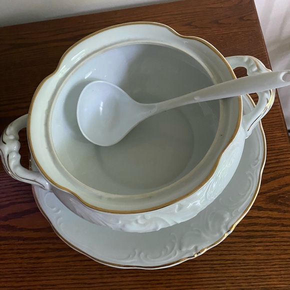 Tureen & Lid without Underplate by Royal Kent (Poland)
Tureen & Lid only - Picture 3 of 8